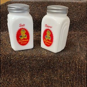 Milk Glass Sunbeam Salt & Pepper Shaker Set